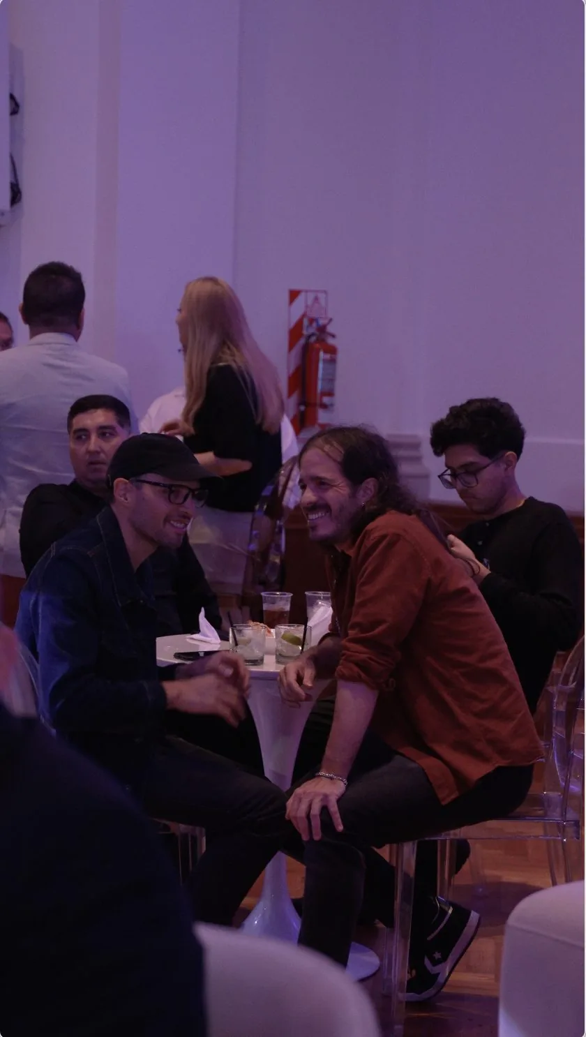 La comunidad VX22 charlando en las mesas del evento