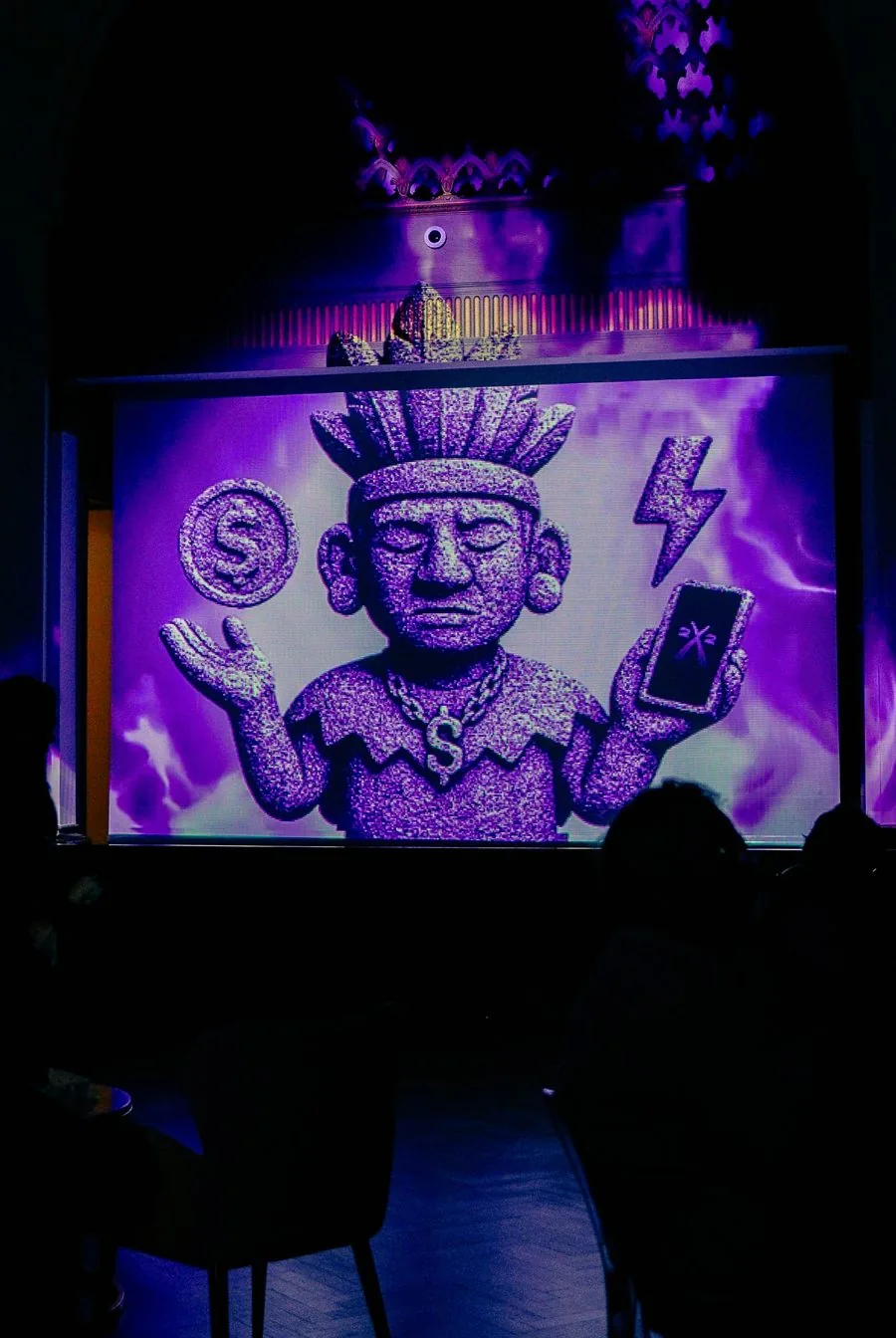 El Cacique de VX22 proyectado en la pantalla gigante del Ritual Exchange